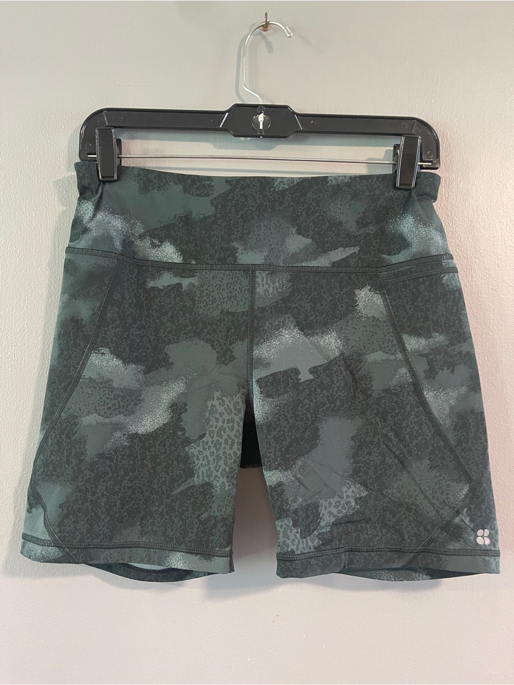 Sweaty Betty Power 6" Biker Shorts Green Terrain Camo Print Size 8 - Picture 1 of 6
